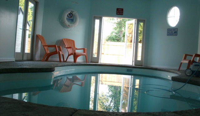 Private-Indoor-Pool, 9BR & 6bth, 3 blks fr Beach & Nightlife too!