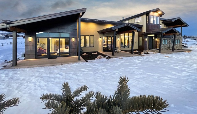 Private, Luxurious 6 King Beds 3 Full Kitchens 2 Hot Tubs Views for Miles Perfect for Large Groups!