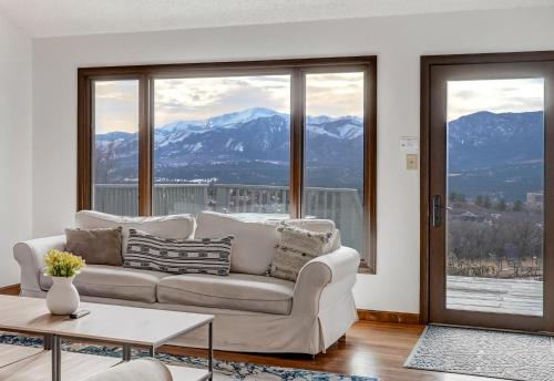 Private Villa-72 Acres-Hot Tub-Views-USAFA