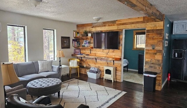 Quaint 2 bedroom cottage in the pines