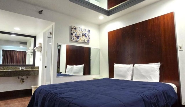 Quiet King Room Ideal for Exploring Anaheim Attractions and Dining Spots