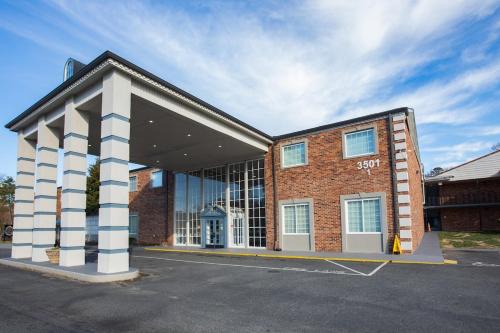 Relaxing Apartment MINS from Local parks and Hospitals, 2410 in Charlotte