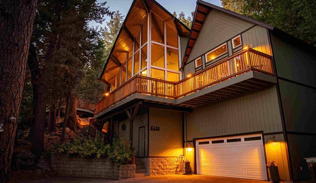 Relaxing Mountain Retreat with lots of decks and EV charging in Lake Arrowhead