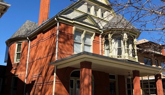 Renovated Victorian filled w/art, views, beautiful furniture & hot tub/yard