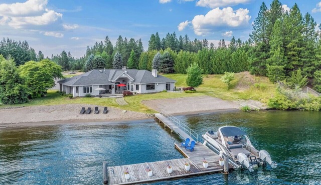 River Front Home - Private Beach in Post Falls