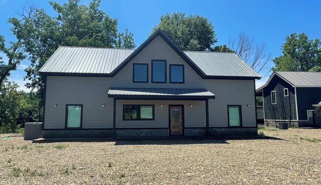 RiverBend Haven-Sleeps 8-River Access in Broken Bow