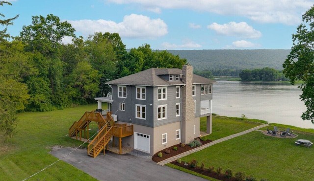 Riverfront Manor - Beautiful view and setting!