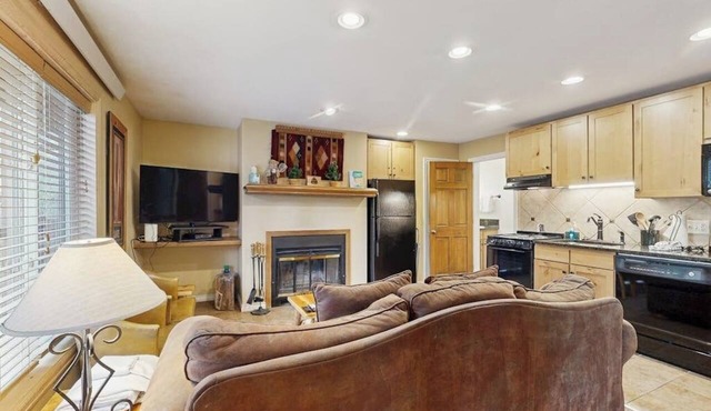 Riverfront, mountain-view retreat with a full kitchen and fireplace in Grand Lake