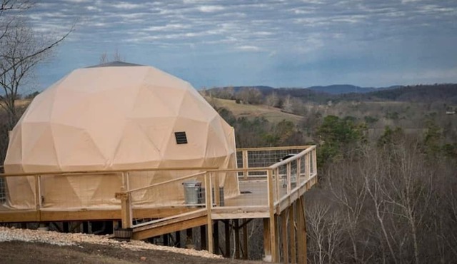 Romantic and Luxurious Glamping Dome in Eureka Springs, Equipped with an Indoor Hot Tub Perfect for a Weekend of Relaxation