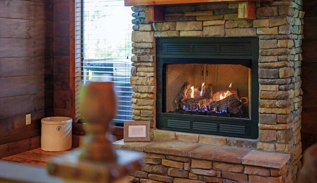 Romantic log cabin w/private heart-shaped hot tub and fireplace for two in Ringold