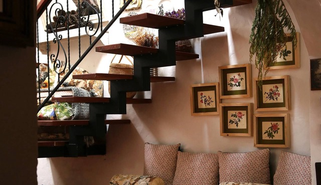 Romantic Spanish villa w/hot tub — 5 min from the beach!