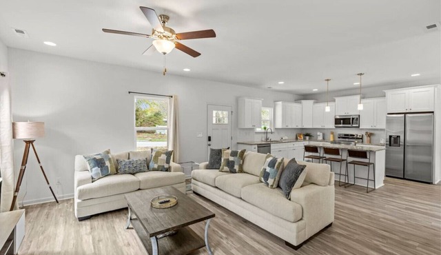 Roomy 3BR Sleeps 10+ <15m anywhere Free Parking in Charlotte