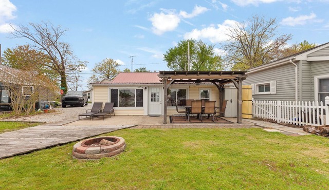 Round Lake Cozy Getaway 3-bedroom cottage Sleeps 6 Right on the Lake! in Manitou Beach-Devils Lake