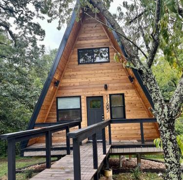Running Spring Retreat-Cozy Forest A-Frame near Bentonville