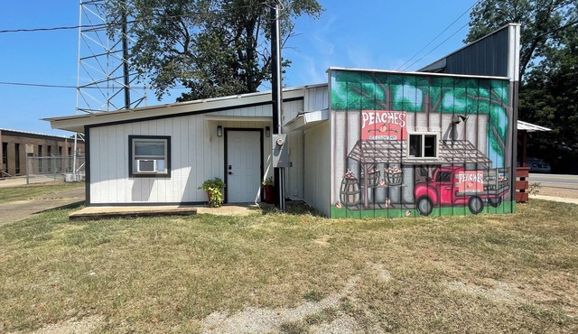 Rustic 1-bedroom apartment with AC and WiFi in pleasant Lockesburg