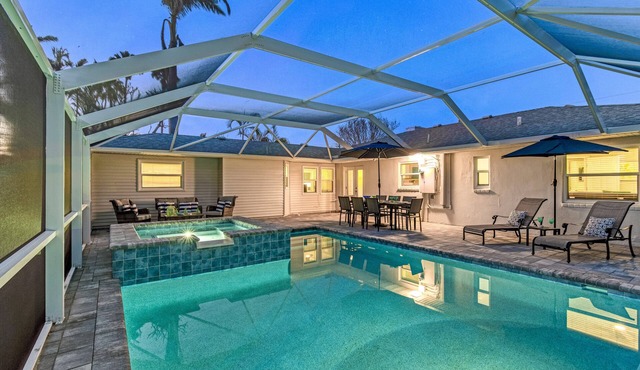 Seabreeze Serenity: Coastal Luxury Retreat with Pool & Spa Steps from Lido Beach & St. Armands