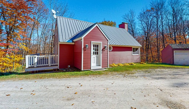 Secluded dog-friendly mountain home near Stratton w/firepit & deck in Winhall
