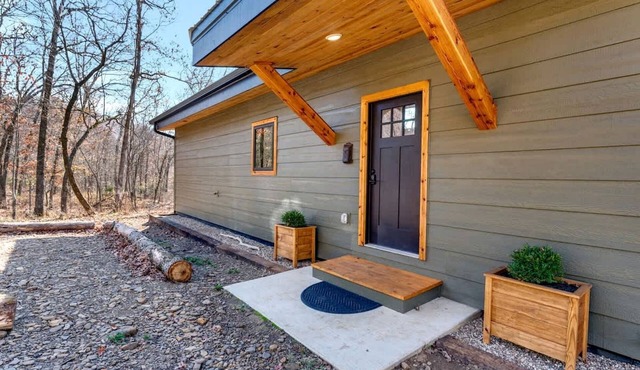 Secluded Riverfront Cabin with Scenic Bluffs near Fayetteville, Arkansas