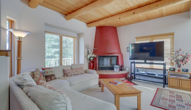 Serene Amalia Cabin w/Deck & Mountain Views