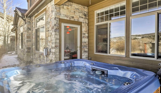 Silverthorne Townhome w/Hot Tub & Mountain Views!