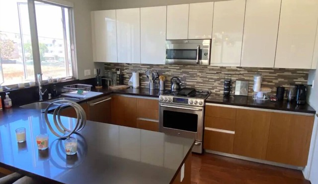 Skyview Suites & Estate Prime Beverly Hills Adjacent Stay with WiFi + Laundry