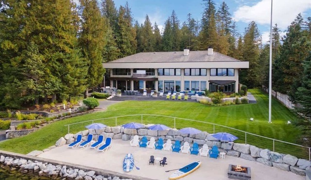 Sleeps 24! Luxe Waterfront Estate w Beach, Hot Tub in Sagle