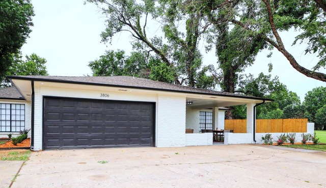 Spacious 4BR | 2 King Suites, River, Lakes in Muskogee