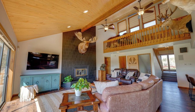 Spacious 5-bedroom House with WiFi and Central AC in Quiet Flora Vista
