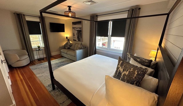 Spacious and modern 1 Bed/1 Bath/(Sleeps 4) Dog friendly with parking on Historic Pelham St.