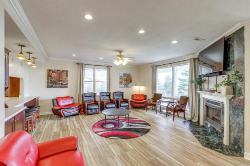Spacious Group Retreat w/Game Room in Marshall!
