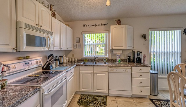 Spacious home with private, screened pool & game room - minutes from Disney