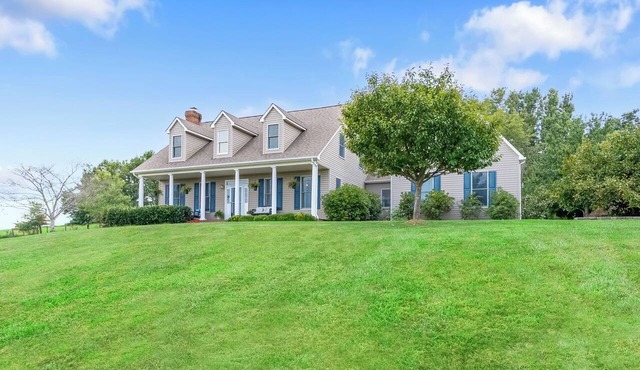 Spacious home with serene views, outdoor lounge, fire pit, and hammock, just minutes to downtown in Blacksburg