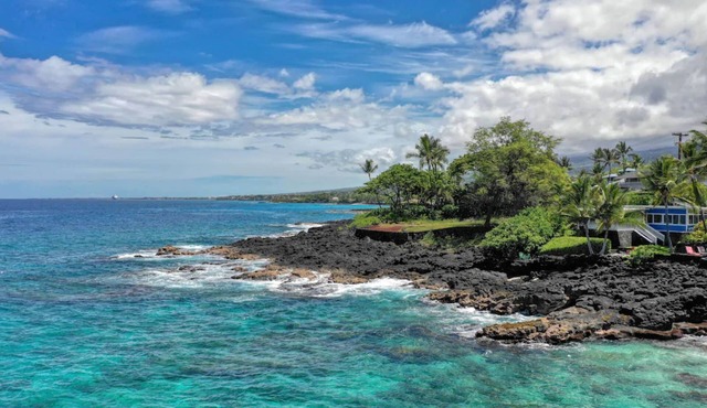Spacious Kona oceanfront 6 bedrooms for 14!