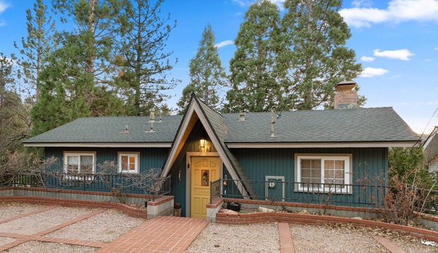 Spacious Lake View Mountain Home - Walk to Lake - Exceptionally Clean in Crestline