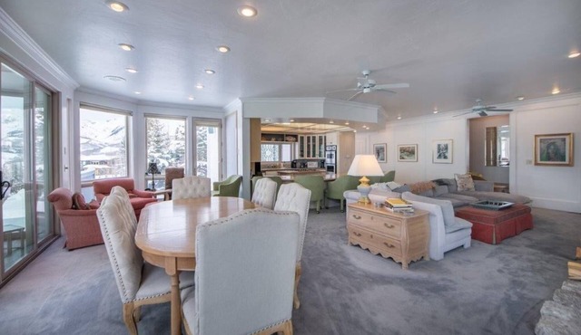 Spacious Mountain Manor with 9 bedrooms, 11 baths and Hot Tub in Crested Butte