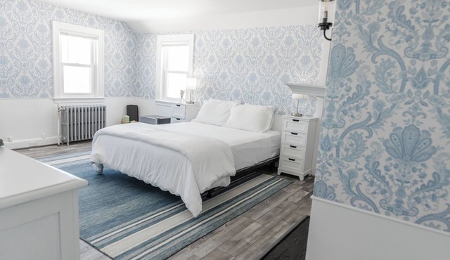 Spacious room with Queen bed and pullout couch - Dog Friendly!