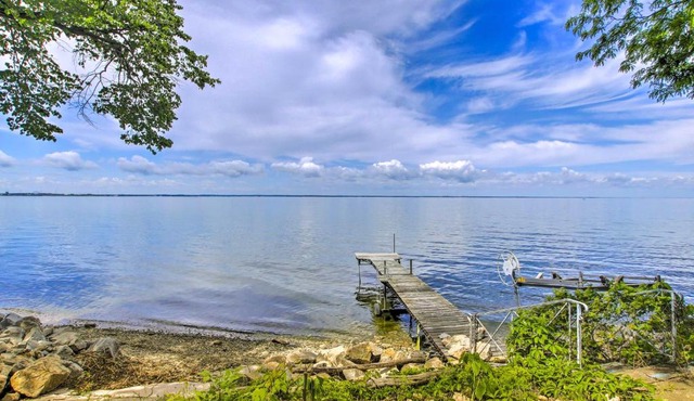 Spacious Waterfront Retreat Near UW-Green Bay in Green Bay
