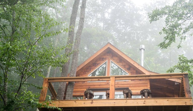 Stunning Pet-Friendly Treehouse for Relaxing Glamping Retreats in North Carolina in Cantón