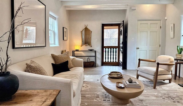 Stylish Luxury Sanctuary Near Canyon Road