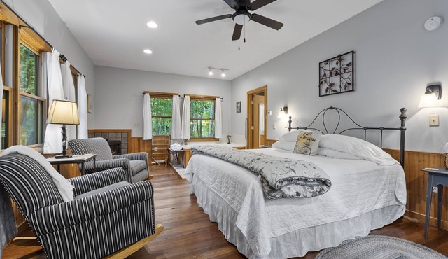 Sumac: ADA-Accessible Hocking Hills Cottage with Whirlpool and Free Breakfast in Logan