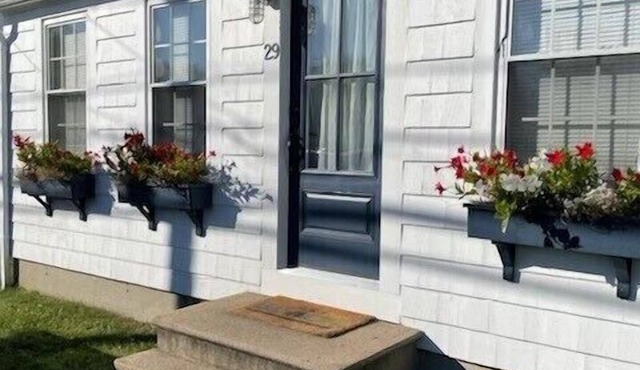 Summer in Scarborough, Summer Cottage with Summertime Flare. in Narragansett