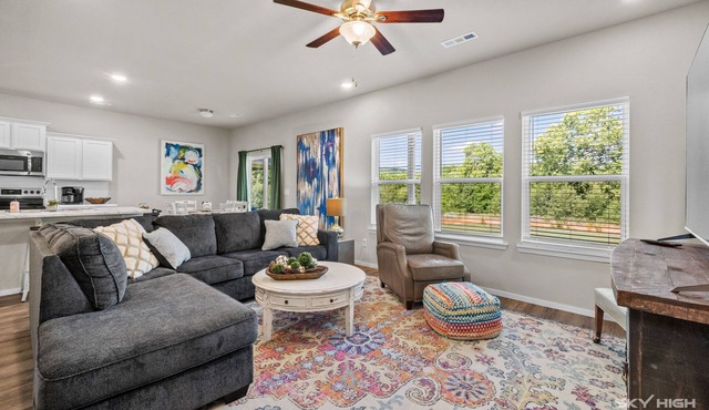 The Bird House - Private Hot Tub, 2 Miles to U of A, Baum & Fayetteville Square