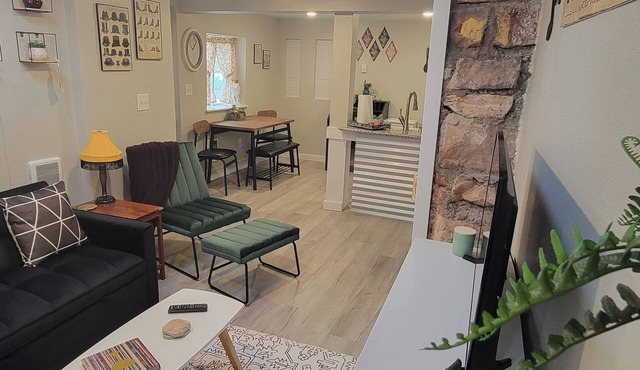 The Cozy Cottage at the base of Pikes Peak with private hot tub