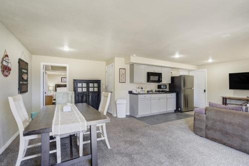 The Cozy Oak - Modern Basement Apartment