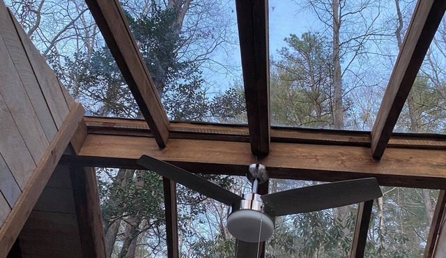 The Moon and You- Unique creek side off grid 1-bedroom cabin with glass roof