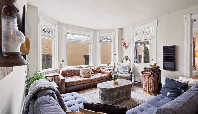 The Pendleton Lodge-8 bedrooms/3baths-heart of COS