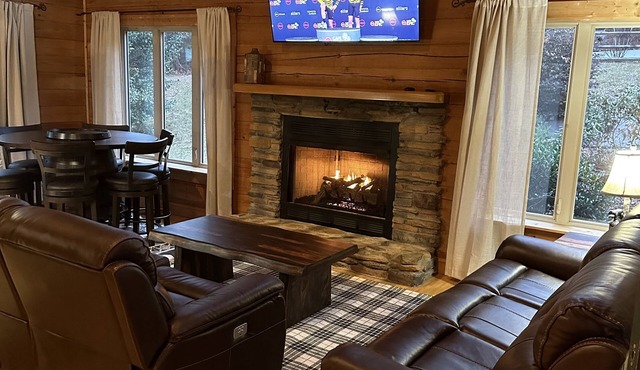 The spacious Dream Road Escape cabin & Hot tub