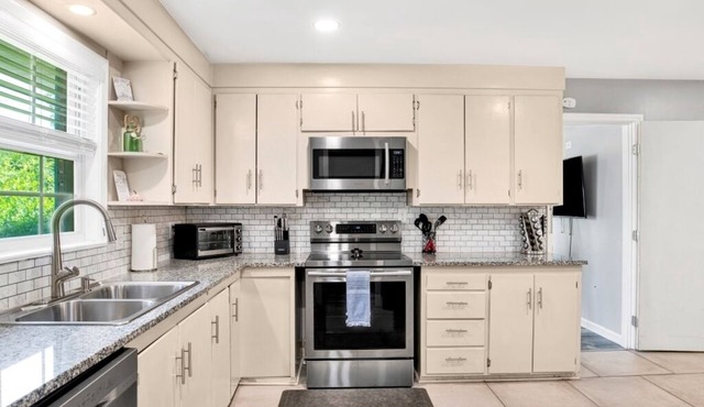 This house is a 6 bedroom(s), 3 bathrooms, located in Pensacola, FL. in Pensacola