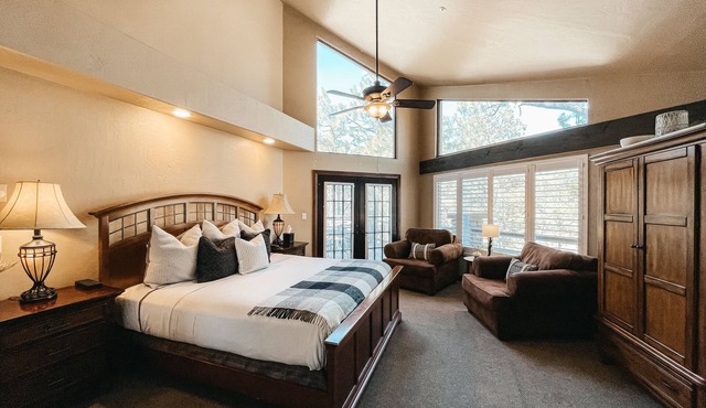 Timberloft Luxury Lodge, HOT TUB , GOLF COURSE views, secluded & private