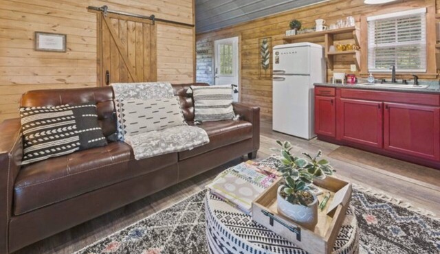 Tiny Cabin! private back deck, outdoor fire pit, less than a mile to lake in Ringold